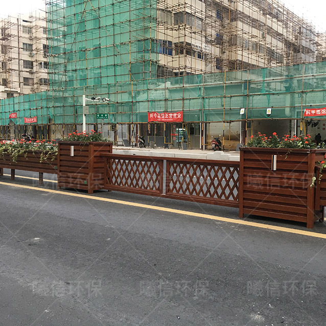 紅木色網(wǎng)格隔離帶花箱
